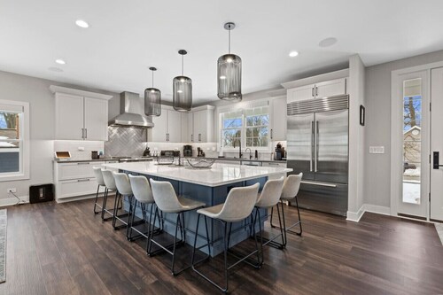 New Luxe Lake Home - Entertainment Rms - Lake view