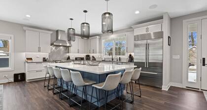 New Luxe Lake Home - Entertainment Rms - Lake view