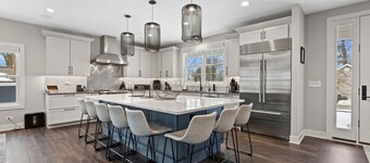 New Luxe Lake Home - Entertainment Rms - Lake view