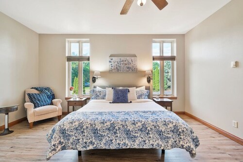 Large 1+1 Condo on Lakeshore - pool - walk to Lake