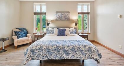 Large 1+1 Condo on Lakeshore - pool - walk to Lake