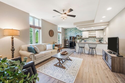 Large 1+1 Condo on Lakeshore - pool - walk to Lake