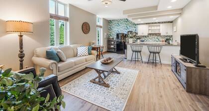 Large 1+1 Condo on Lakeshore - pool - walk to Lake