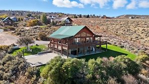 Exterior - Stunning Bear Lake retreat with lake views and games (Garden City)