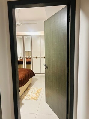 Iron/ironing board, WiFi, bed sheets - 5 Minute Walk to the Beach! (Muscat)