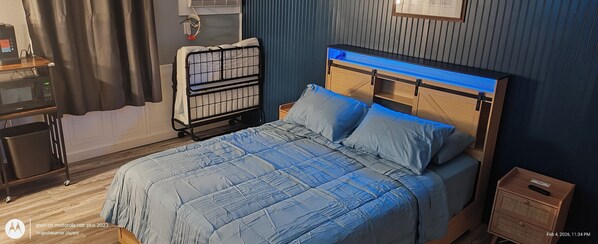 Basic Double Room, Garden View - Windmill Motel Restaurant (Bernardston)