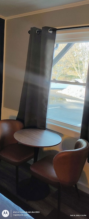 تناول الطعام داخل الغرفة