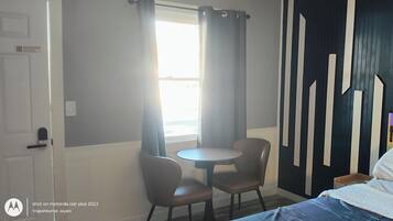 Een strijkplank/strijkijzer, gratis wifi