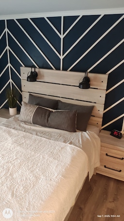 Deluxe Double Room, 1 Queen Bed, Valley View. Windmill Motel Restaurant