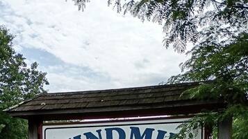 Une enseigne pour le Windmill Motel et le restaurant, avec une illustration de moulin à vent.