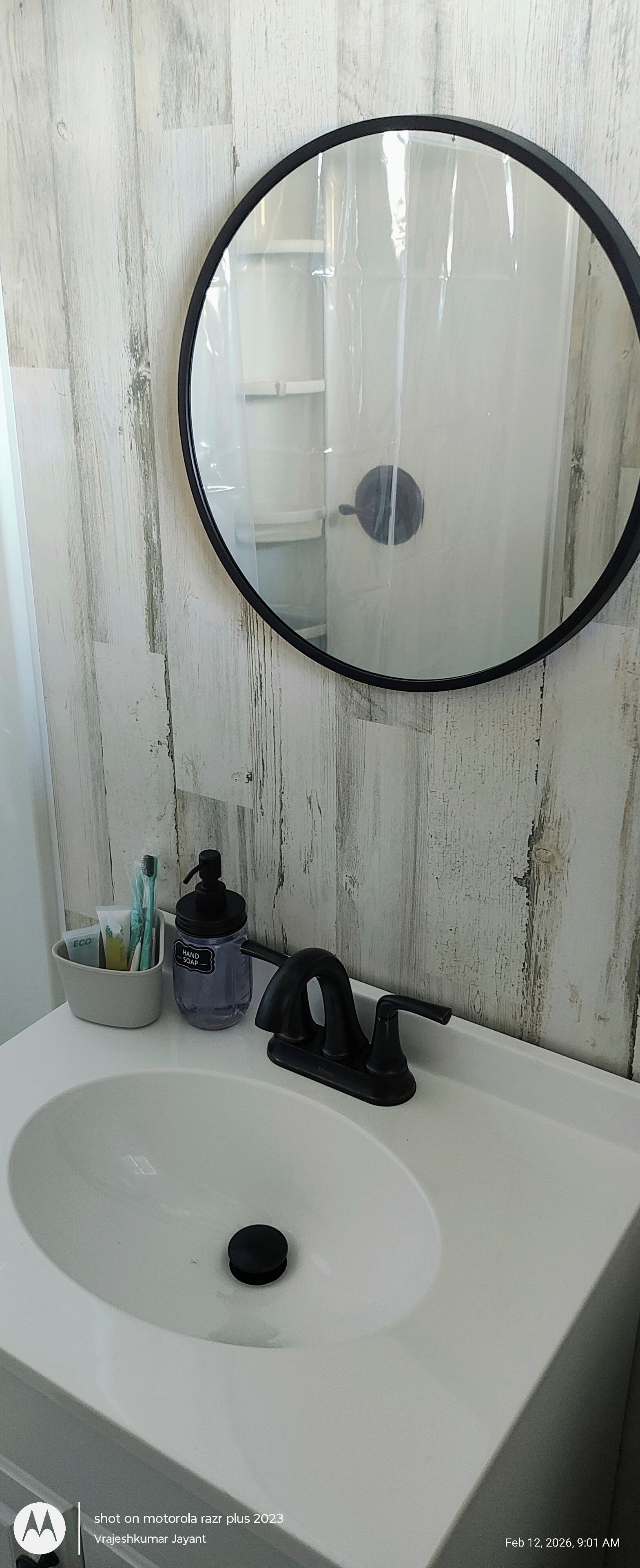 Badkamer | Een douche, handdoeken, zeep, shampoo