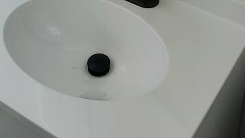 Badkamer | Een douche, handdoeken, zeep, shampoo