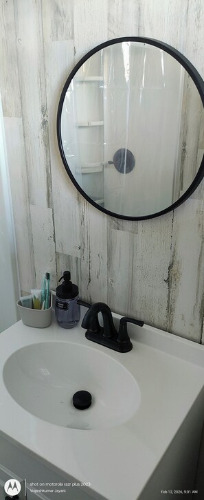 Basic Double Room, Garden View | Bathroom - Windmill Motel Restaurant (Bernardston)