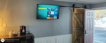 Habitación Deluxe, 1 cama de matrimonio, vistas al valle | Televisión