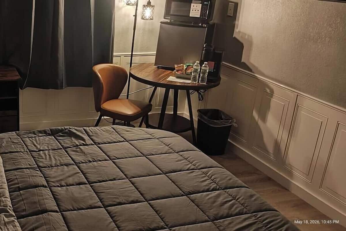 Deluxe Room, 1 Queen Bed, Valley View | Coffee and/or coffee maker