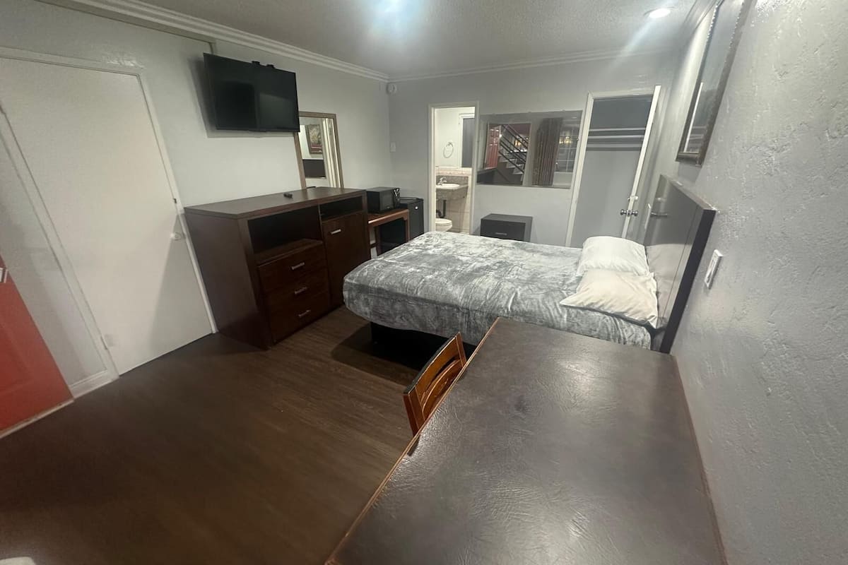 Double Room | Desk, free WiFi