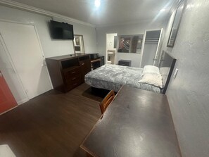 Single Room | Desk, free WiFi