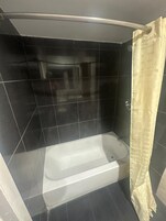 Toallas, jabón, shampoo, papel higiénico