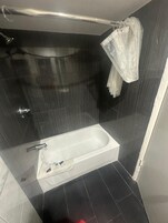 Toallas, jabón, shampoo, papel higiénico