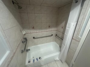 ห้องดับเบิล | ห้องน้ำ | ผ้าเช็ดตัว, สบู่, ยาสระผม, กระดาษชำระ