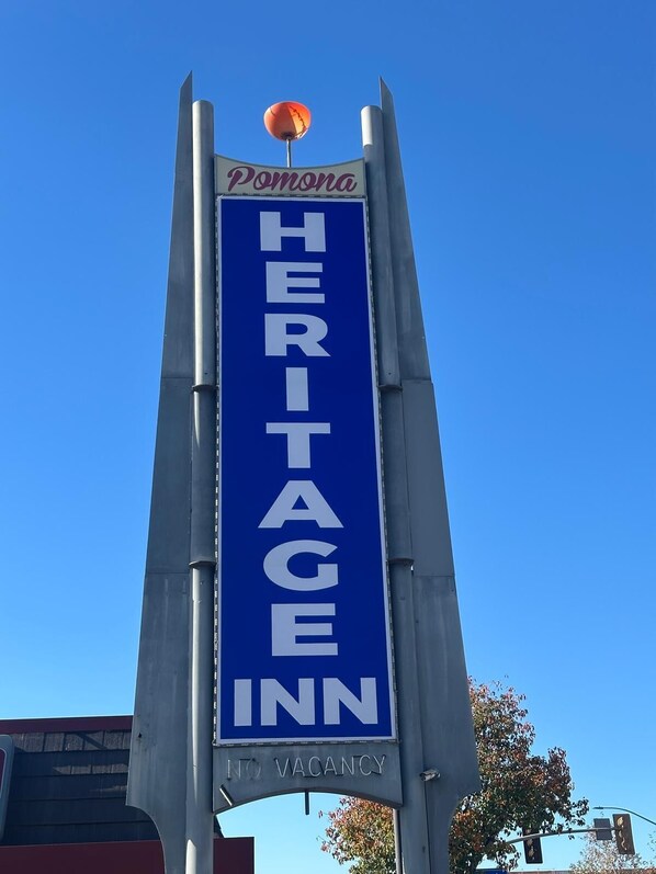 A sign for the Heritage Inn, indicating it is a Pommana hotel with no vacancies.