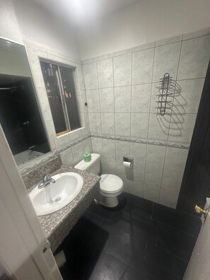 Suite | Bathroom | Towels, soap, shampoo, toilet paper