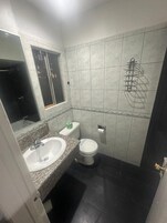 Toallas, jabón, shampoo, papel higiénico