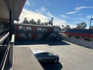Property grounds - Heritage Inn (California)