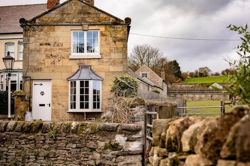 Cosy Yew Tree Cottage With Scenic Field Views