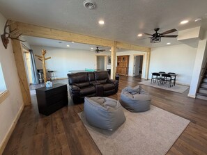 Smart TV, chimenea y tenis de mesa 