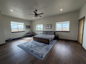5 bedrooms, desk, iron/ironing board, free WiFi - Spacious 5-bedroom house in fantastic Cody with AC (Cody)