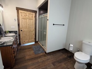Hair dryer, towels, soap, shampoo - Spacious 5-bedroom house in fantastic Cody with AC (Cody)