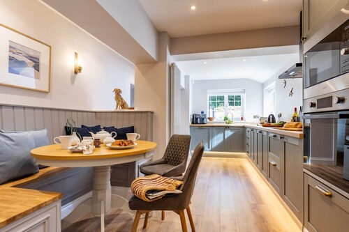 Castle View Cottage With Hot Tub and EV Charging