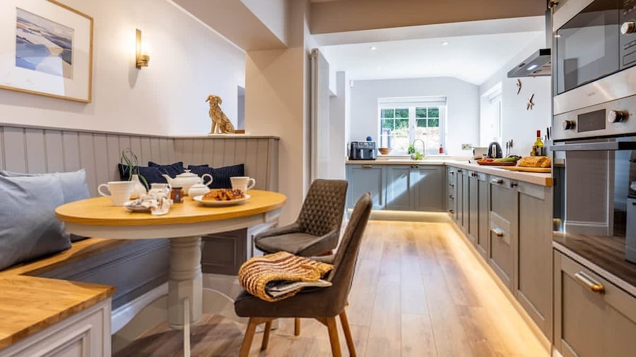 Castle View Cottage With Hot Tub and EV Charging