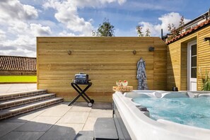 House - Castle View Cottage With Hot Tub and EV Charging (Scarborough)