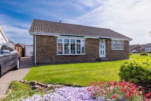 House - Coastal Village Hideaway (Scarborough)