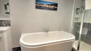 House - East Wing Cottage - Peaceful Village Retreat With Tennis Court Access (Scarborough)