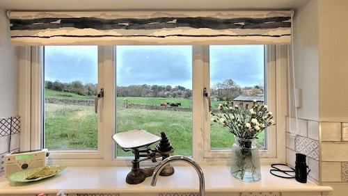 East Wing Cottage - Peaceful Village Retreat With Tennis Court Access