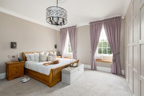 House | 4 bedrooms - Killerby Old Hall w Hot Tub and Swimming Pool (Scarborough)