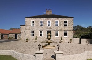 House | 4 bedrooms - Killerby Old Hall w Hot Tub and Swimming Pool (Scarborough)