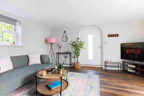 House - Ivy Mews - Converted Barn in Popular Village (Scarborough)