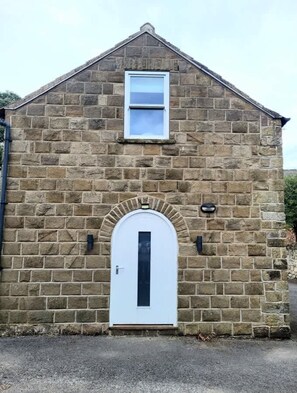 House - Ivy Mews - Converted Barn in Popular Village (Scarborough)