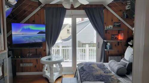 Cozy 1-bedroom house in Valley Stream with a beautiful outdoor deck and balcony.