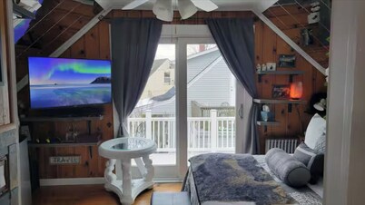 Cozy 1-bedroom house in Valley Stream with a beautiful outdoor deck and balcony.