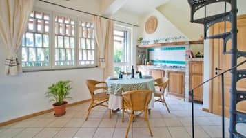 Deluxe-Apartment, Gartenblick | Speisen