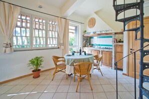 Deluxe-Apartment, Gartenblick | Speisen