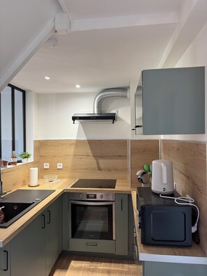 Fridge, microwave, oven, stovetop - DUPLEX APARTMENT LE HOME VARAVILLE (Varaville)