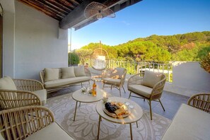 Outdoor dining - Villa Lou Bayou French Riviera near Cannes (Vallauris)