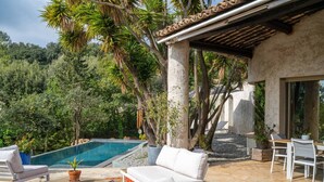 A poolside area with a pool, lounge chairs, and a pergola. - Magnifique villa avec piscine (Biot)