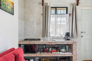 Microondas, cafetera y tetera y utensilios de cocina 